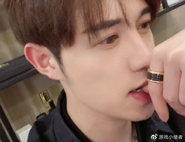 美女扒开胸罩露出奶头的图片 美女这消耗了公共资源