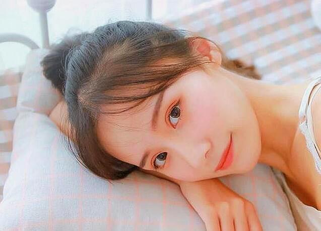 啄木鸟 会在树干上凿出成千上万个洞