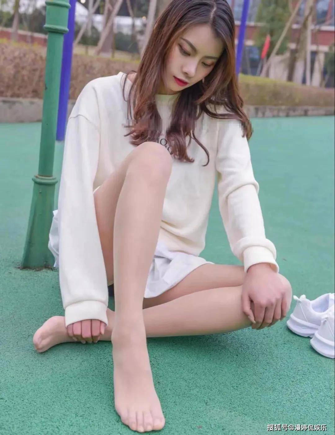 空姐吃瓜 空姐吃瓜支持深浅色模式切换