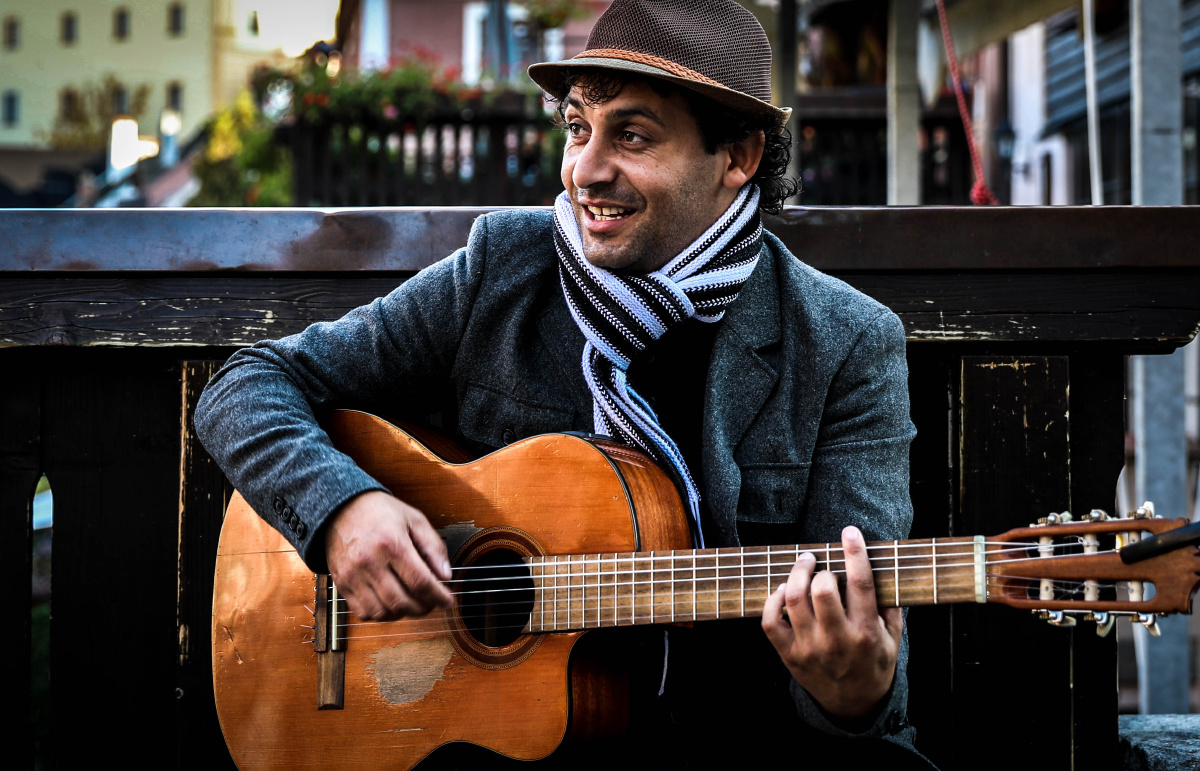 捷克街头蓝眼英国 如果您能提供更多背景信息