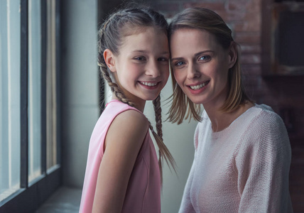 开大车的电影 工程车等）为核心元素