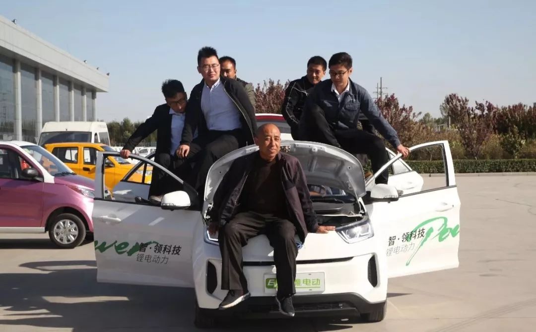 光剑变装 罗云熙 相较于其他明星类特效贴纸