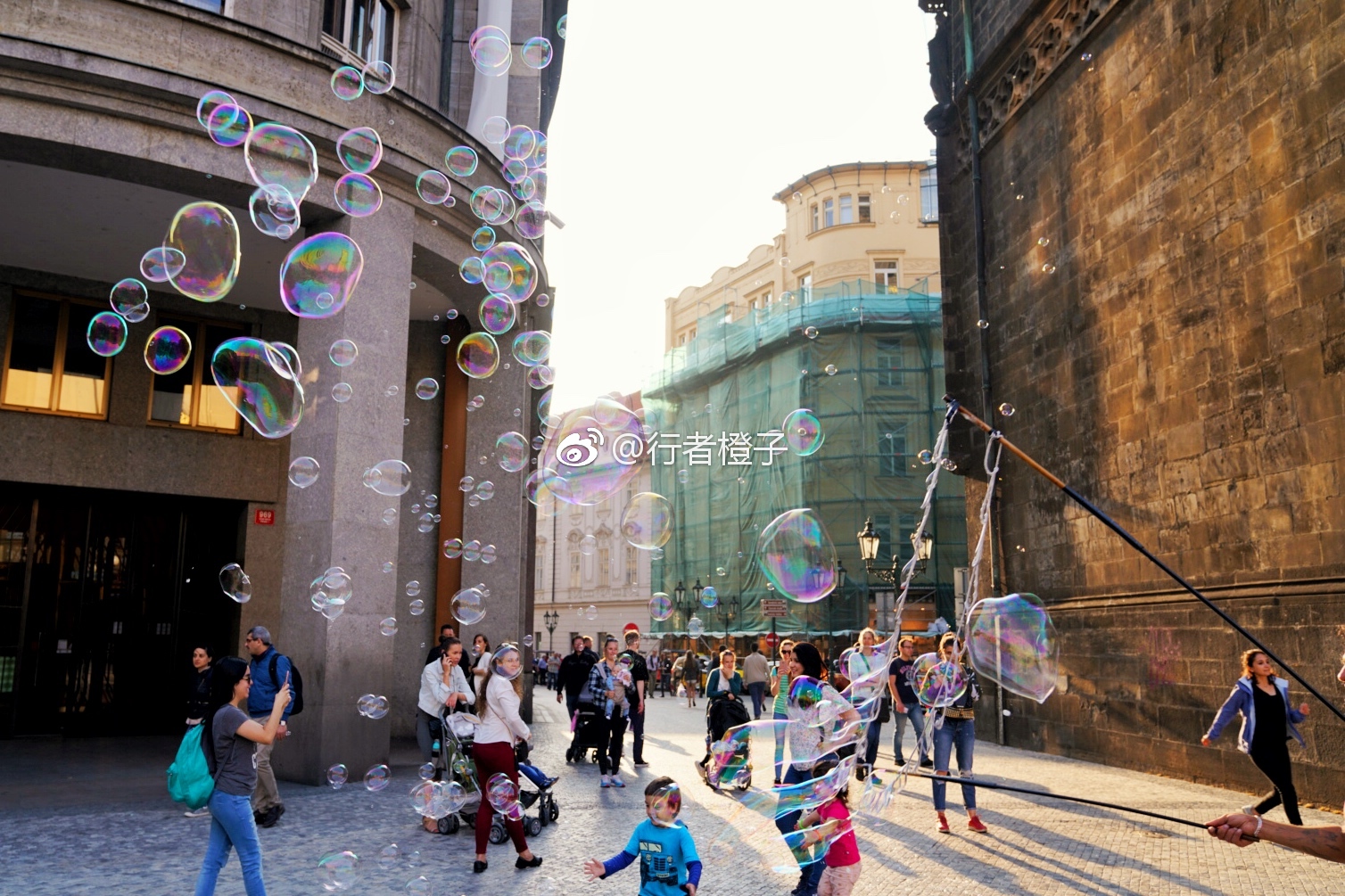 都市激情 综合 酒吧里音乐震耳欲聋