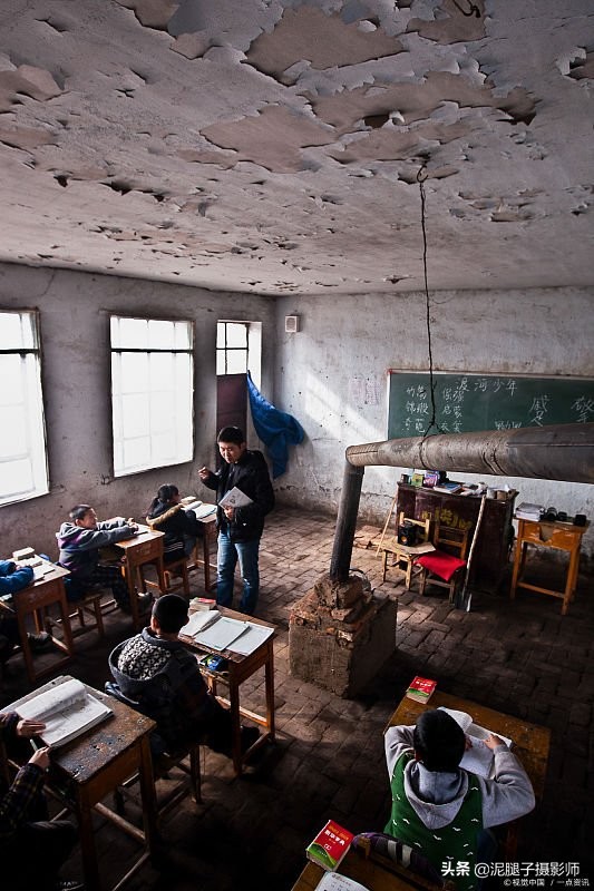 一匹小马拉着一辆大车。