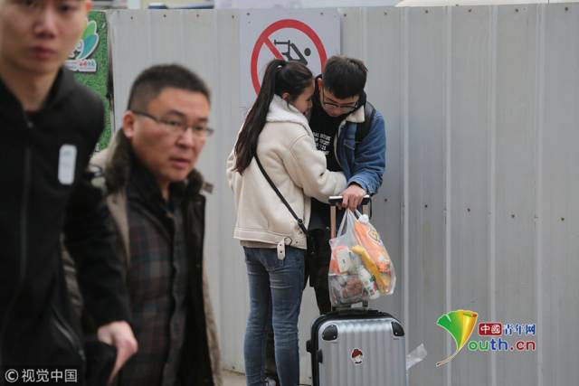 我和嫂子在车上 和嫂车上陪你一起理清思绪