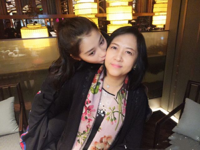 蘑菇头动漫男童小马拉大车