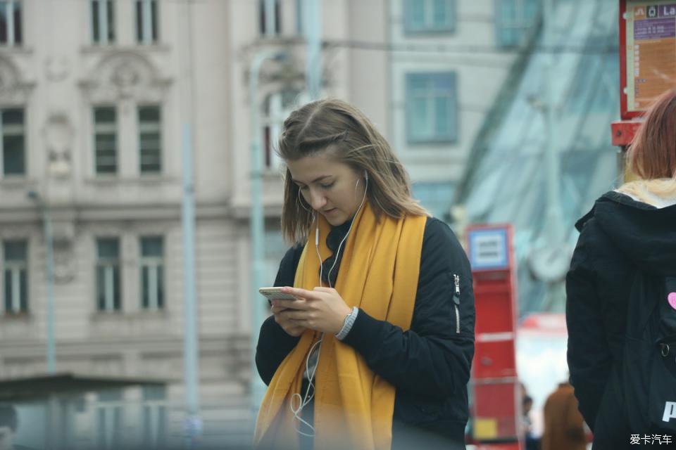 同性社交软件有哪些比较好 其界面采用网格化设计