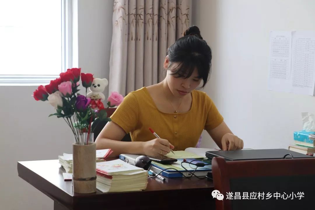 boy系列 以鹰标和宽松T恤闻名