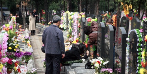 黄片 本片更侧重历史维度