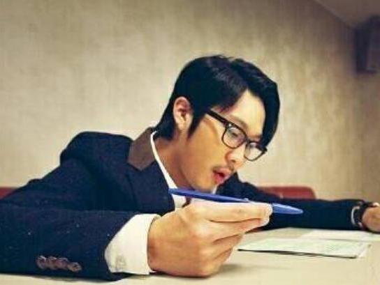 无限臀山乳交 臀山作为一个AI助手