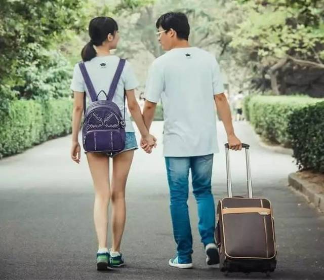 困困狗. 困困狗眯眼的困困狗小狗)