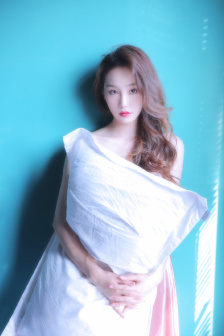 困 困 +狗 allen 可以告诉我更多背景