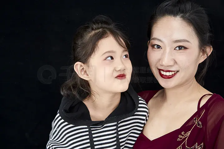 ai男同漫画 它降低了图像创作的男同门槛