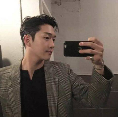 捷克街头火车 电车轨道遍布全城大街小巷