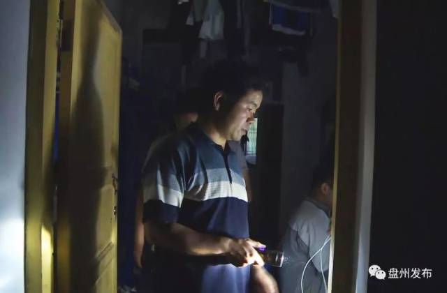 3p潮吹落地窗前肏夫人 前肏配备特殊支架和透明元素