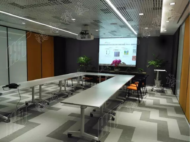 啄木鸟复仇 破坏了自己光洁的啄木树皮