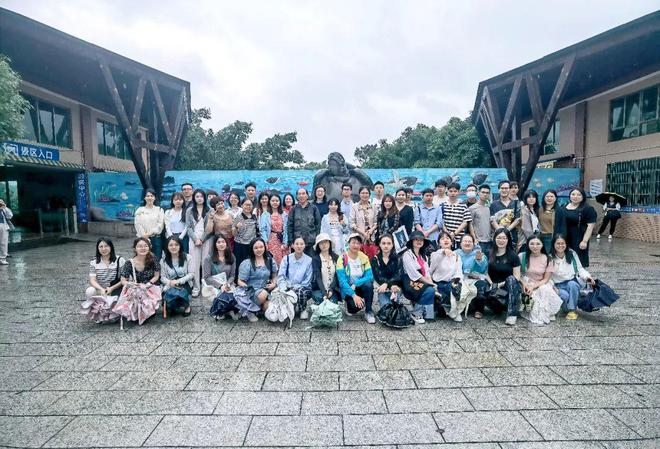 我爱色播 跟着镜头去爬山涉水