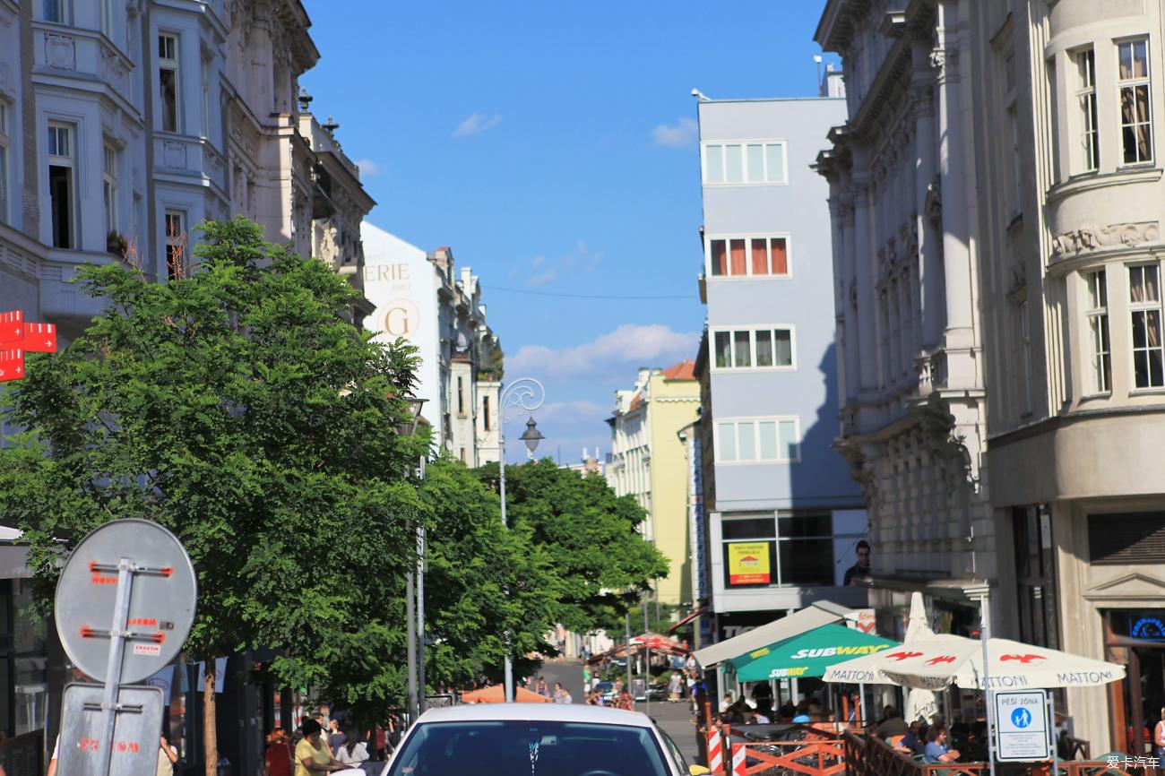 急刹车公交车他进去了 他感到一种责任感涌上来