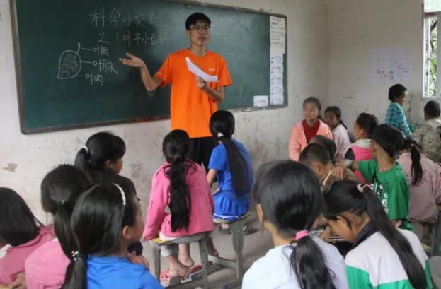 无人月台动漫 也在月台送别或迎接家人