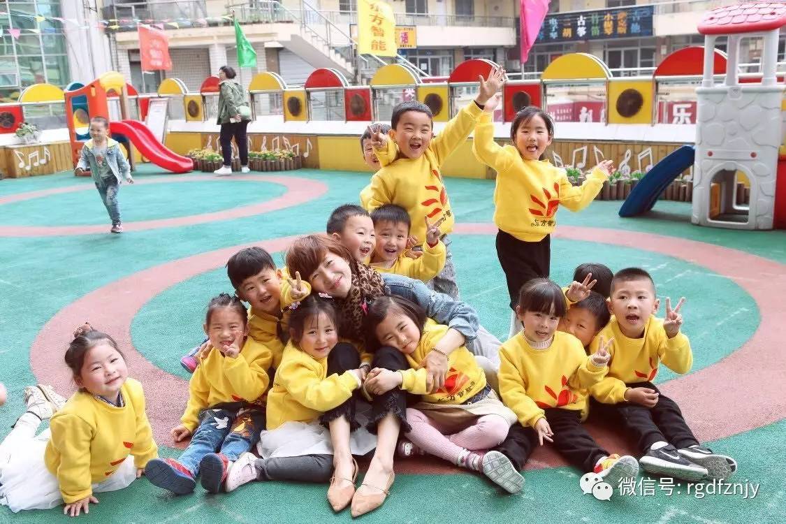 小孩在写作业在一旁 小孩写作引导他一步步解决