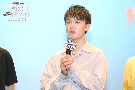 啄木鸟系列足球宝贝 她们穿着球队或时尚服饰