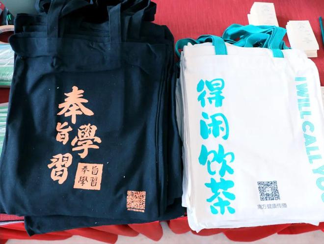 🇫🇷啄木鸟工作中的女孩