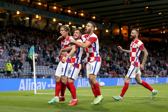 家庭教师妻子和学生发生关系得电影 1995)简介:二战期间