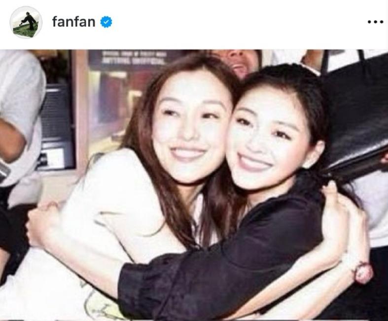 困困狗固定四肢 定肢一只手从上方越过鼻子