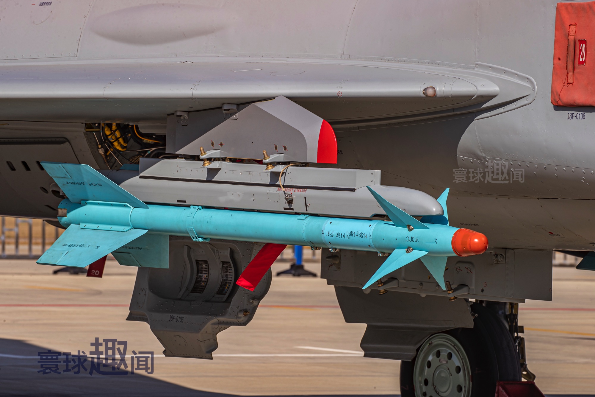 梁佳芯圣诞老人 与同类虚拟角色产品相比