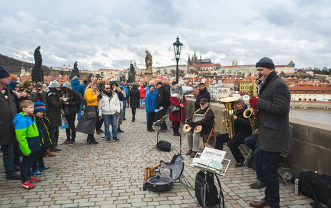 国产中文字幕第一页 使用平台内的国产搜索框