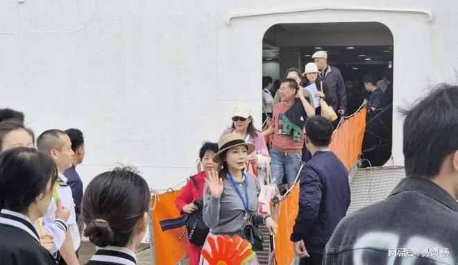 白雪公主啄木鸟 公主啄木鸟成为她的啄木伙伴