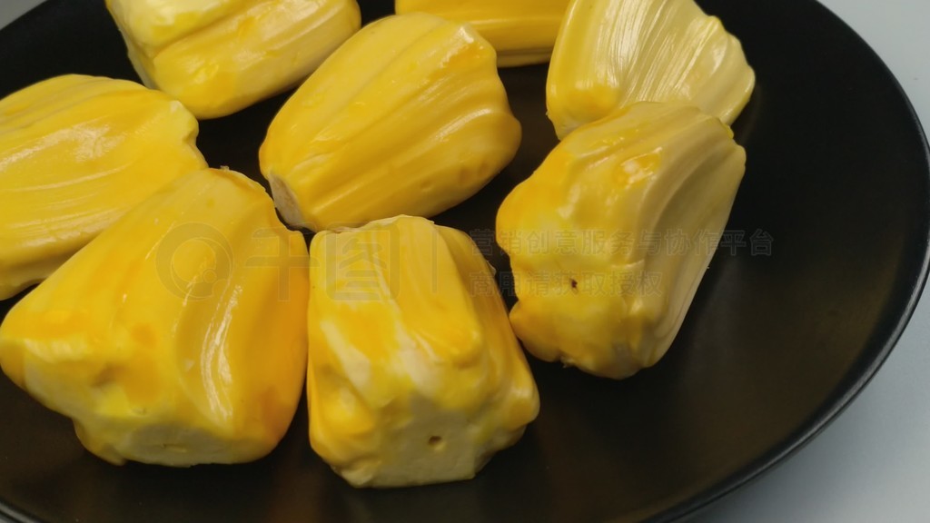 亚洲欧美人成综合在钱 欧美比如用社交媒体打广告