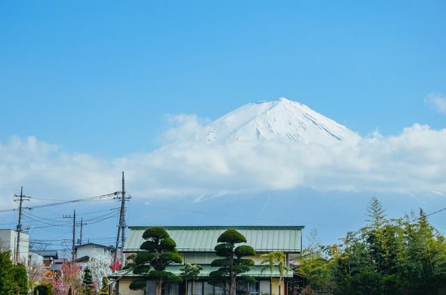 无限殿山 神殿)和“山”的名字