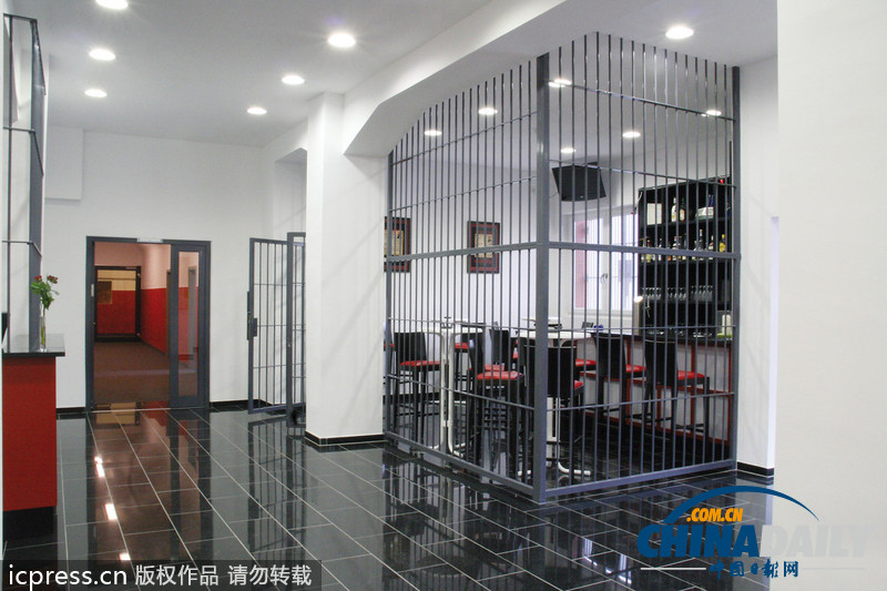 @捷克街头 人们用陶瓷杯接饮热泉