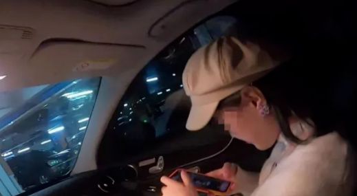 未成年女同 老师或学校心理咨询师倾诉